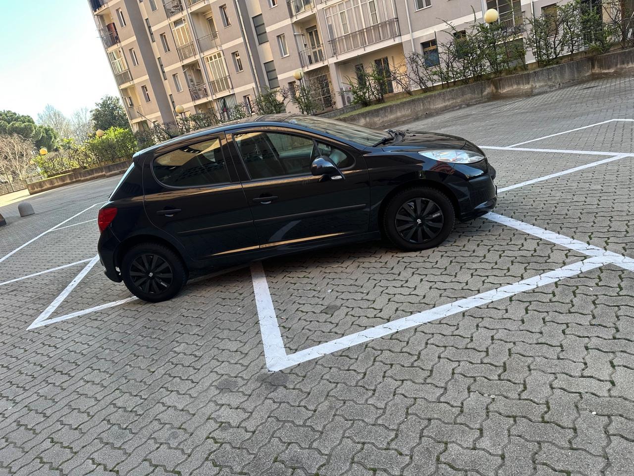 Peugeot 207 1.4 8V 75CV 5p. ONE Line