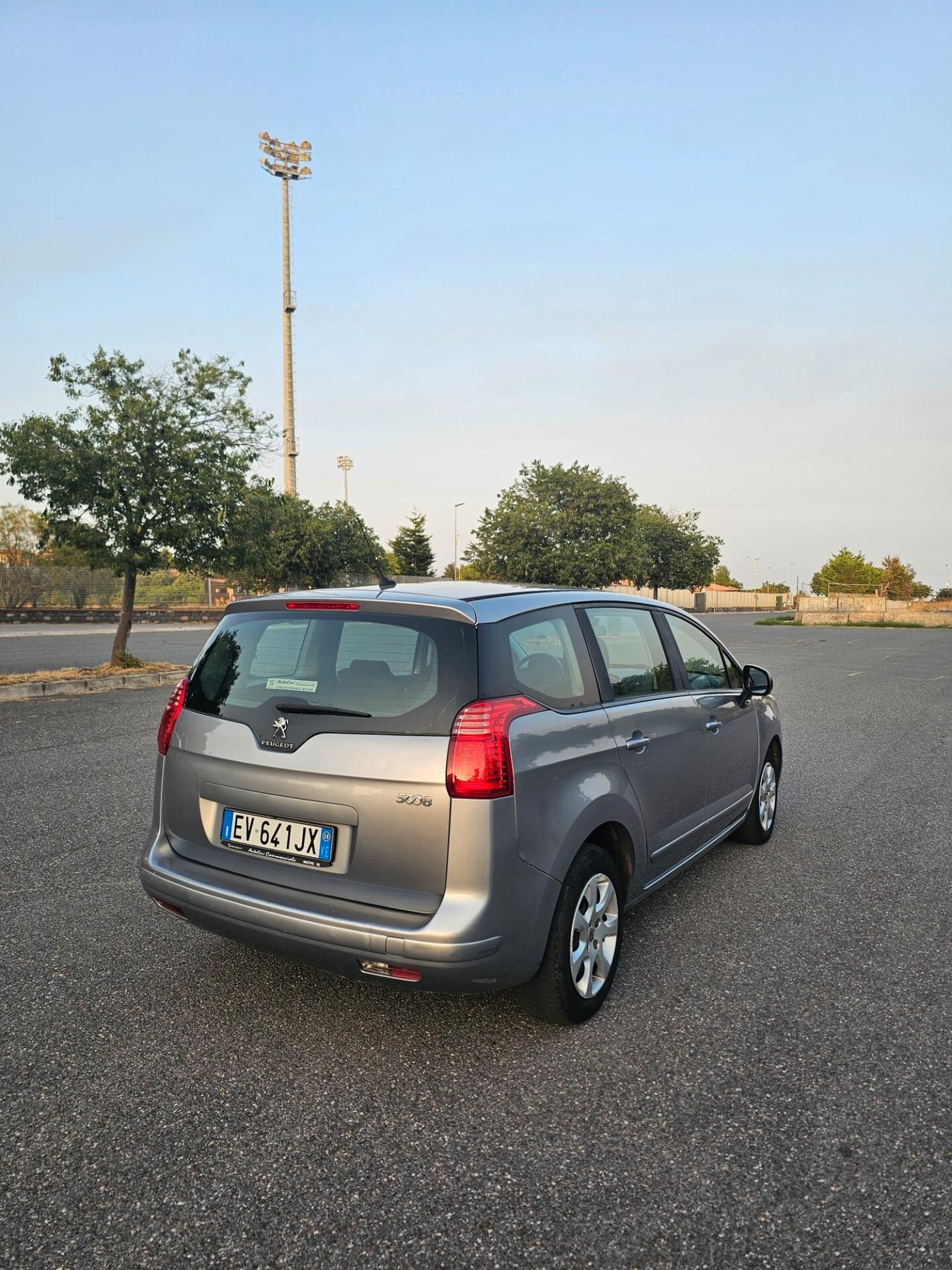 Peugeot 5008 1.6 HDi 115CV 7 posti unico proprietario