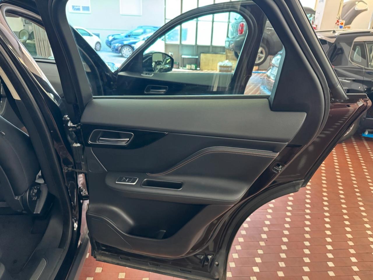 Jaguar F-Pace 2.0 D 180 CV aut. Portfolio - UNICO PROPRIETARIO