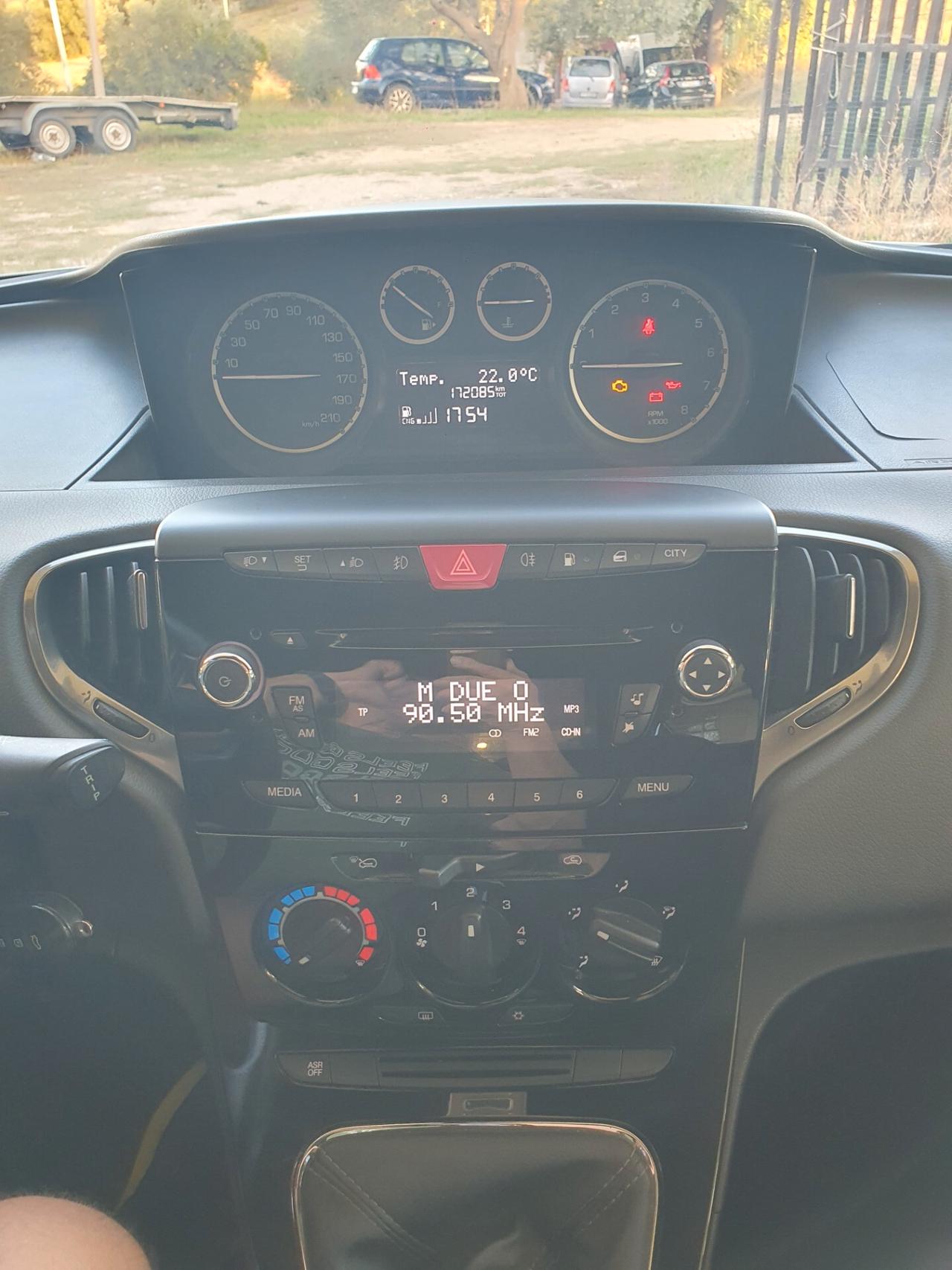 SUPER OCCASIONE: Lancia Ypsilon full, Turbo/Metano - Interni come NUOVI!