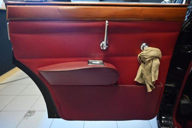 DAIMLER Sovereign 2.5 V8 AUTO GUIDA A DESTRA PERFETTA ITALIANA NUOVA