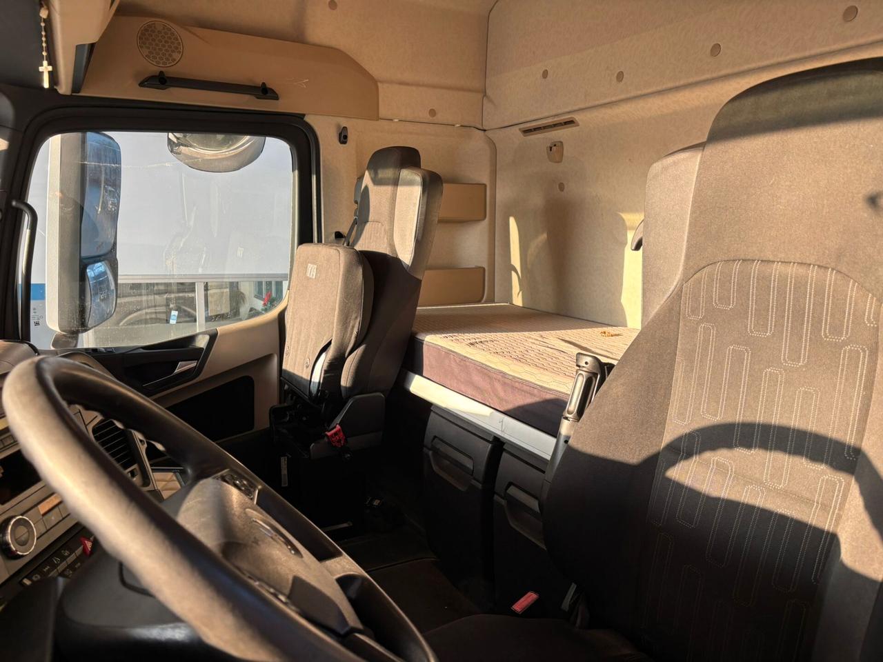 Mercedes Benz 1848 StreamSpace