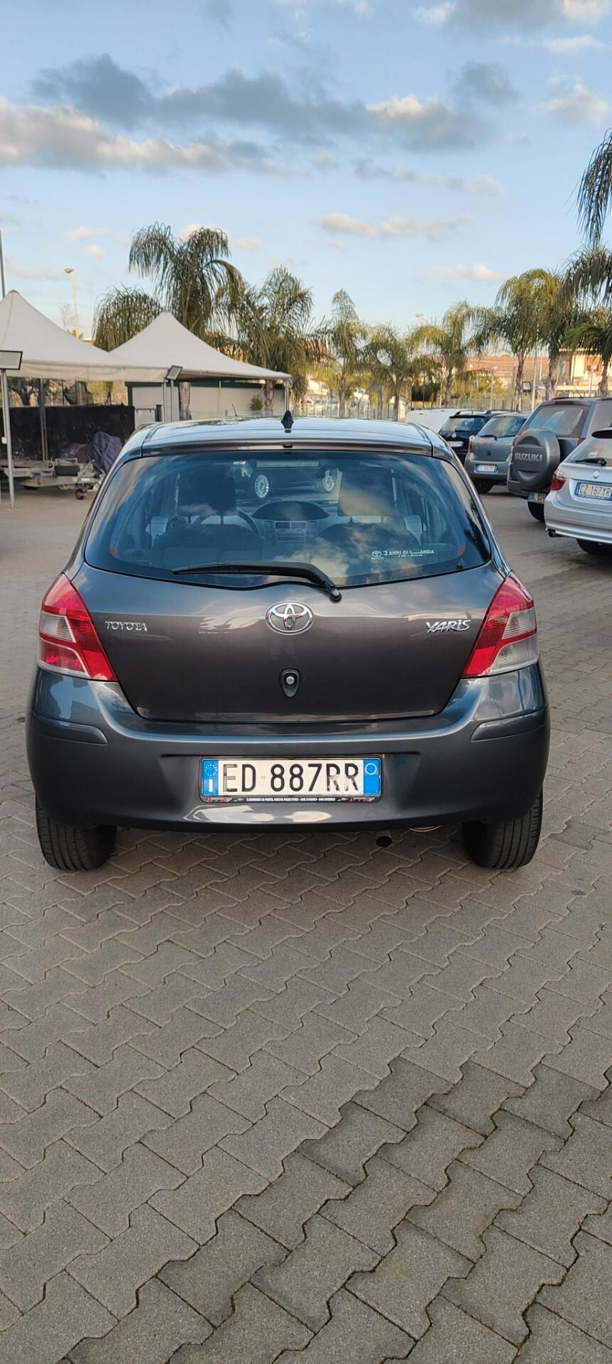 Toyota Yaris 1.0 5 porte benzina da vetrina