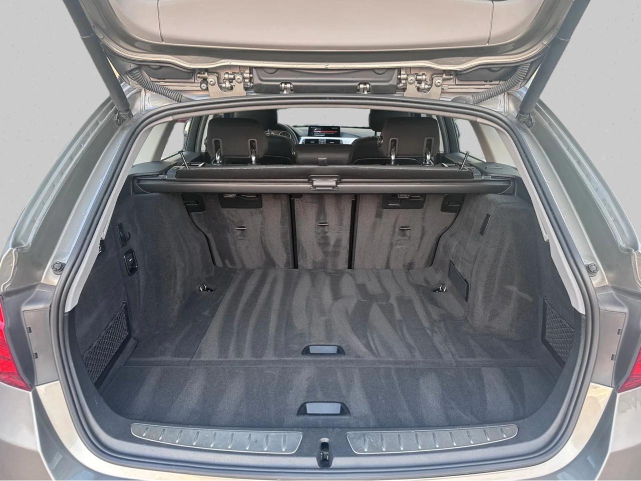 BMW 318d Touring Automatica, Fari full LED, Navi professional