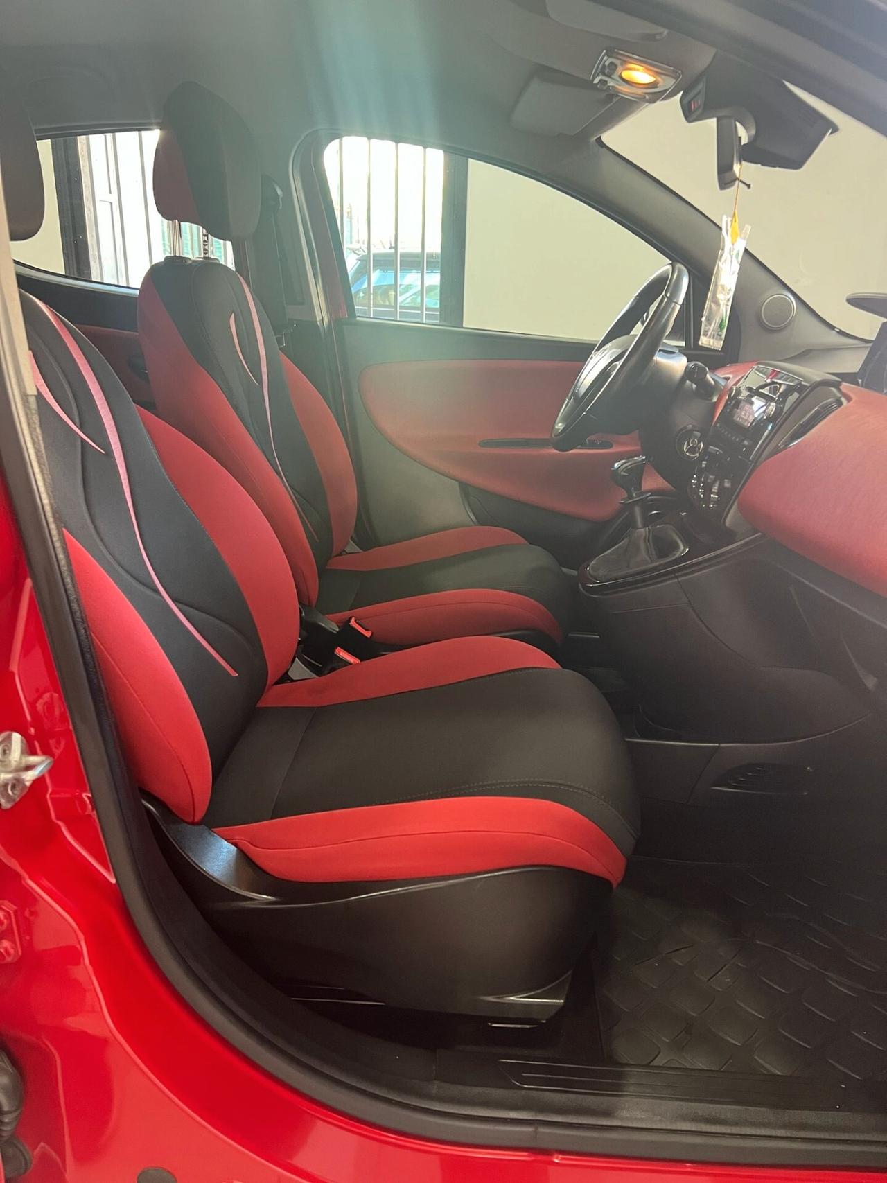 Lancia Ypsilon 1.2 69 CV 5 porte S&S Black&Red