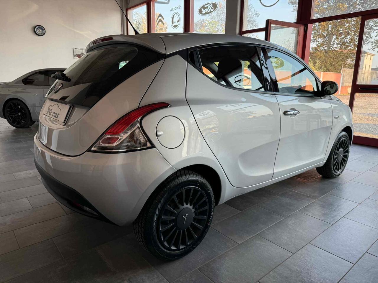 Lancia Ypsilon 1.2 69CV 5 porte Platinum NEOPATENTATI