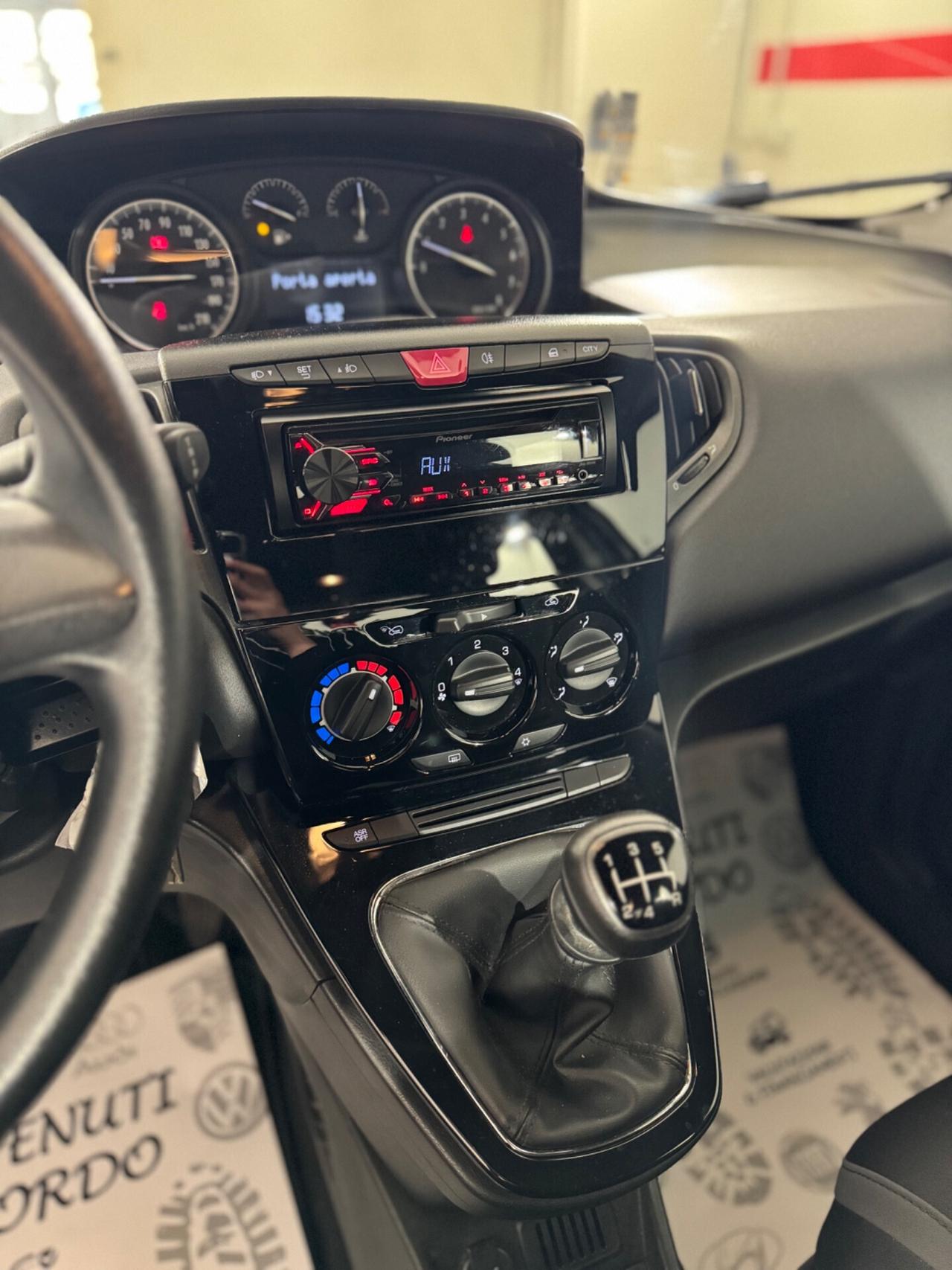 Lancia Ypsilon 1.2 69 CV 5 porte Platinum