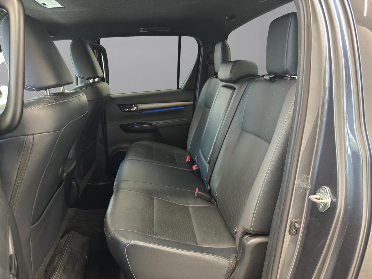 Toyota Hilux 2.8 d double cab Invincible 4wd auto