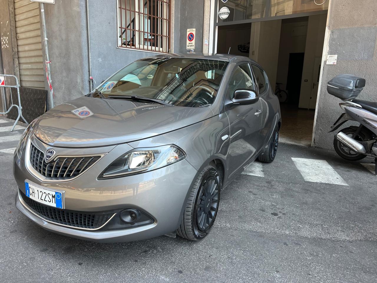 Lancia Ypsilon 1.0 FireFly 5 porte S&S Hybrid Ecochic Silver