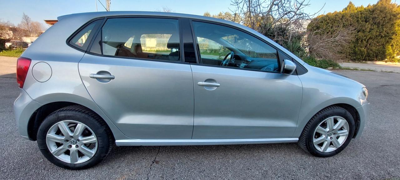 POLO 1,6 DIESEL 90 CV TELEFONO SENSORI COMANDI AL VOLANTE LEGA IMPECCABILE X NEOPATENTATI