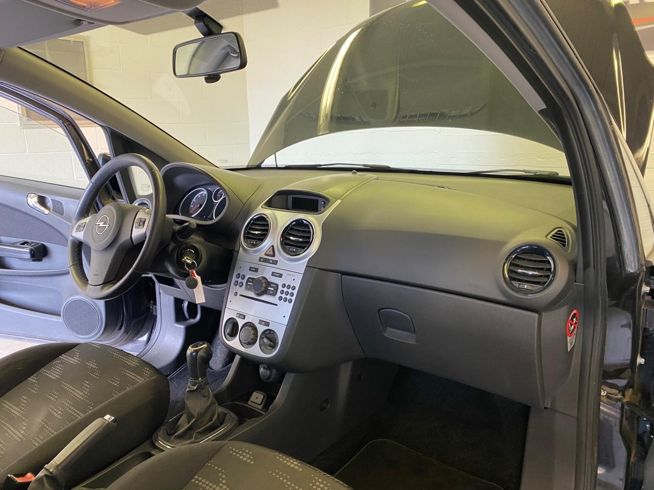 Opel Corsa 1.2 3 porte b-color