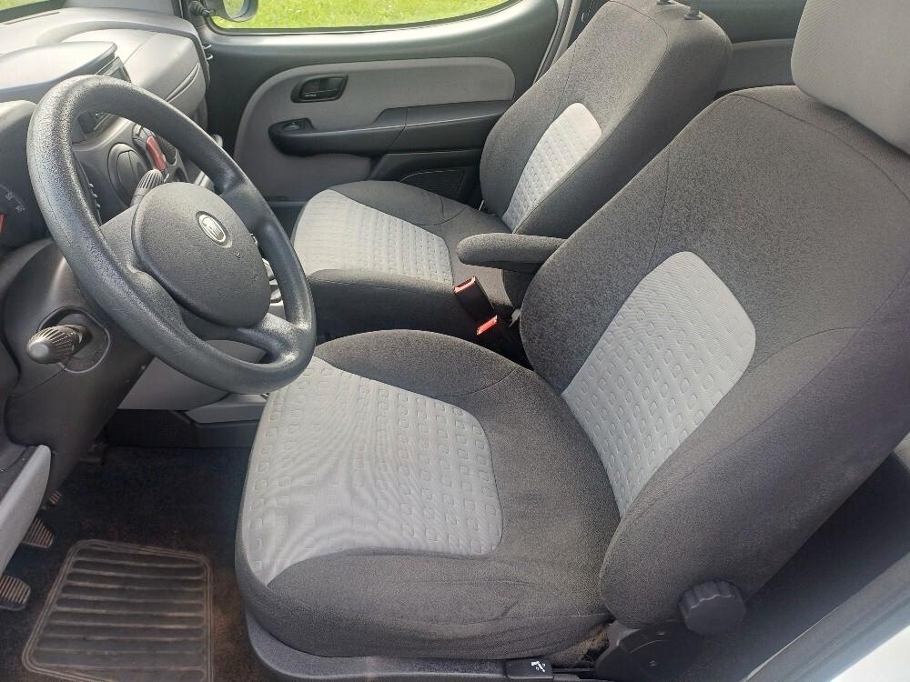 Fiat Doblò 1.9 MJT 120 CV con pedana per disabili