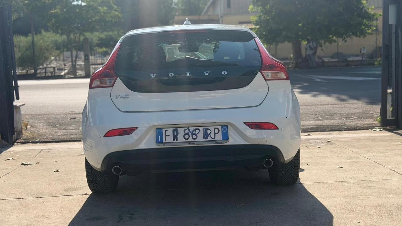 Volvo V40 D2 R-design