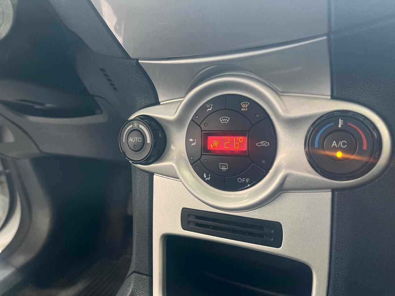 FORD FIESTA 1.2 60CV TITANIUM *UNICOPRO* *2012*