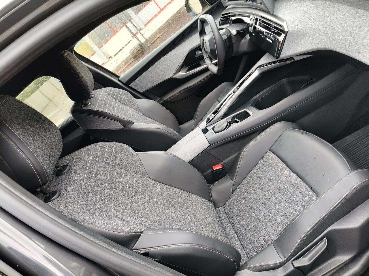 Peugeot 5008 Hybrid 145 e-DCS6 Allure 7 posti