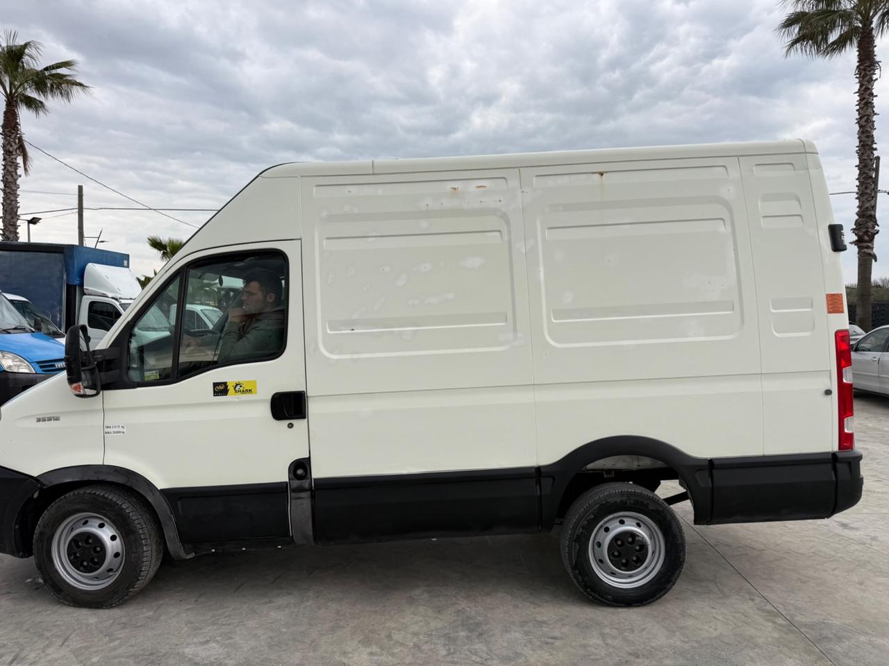 Trattore iveco Daily furgonato con sponda idraulica 10 quintali