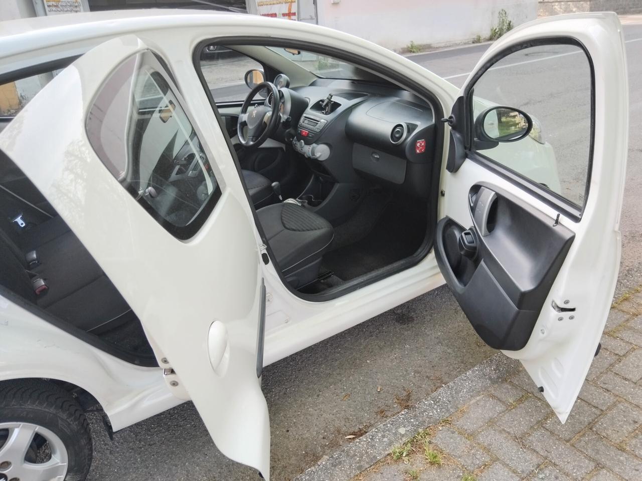 Peugeot 107 1.0 68CV 5p. Active CAMBIO AUTOMATICO X NEO PATENTATI A 2.999 EU
