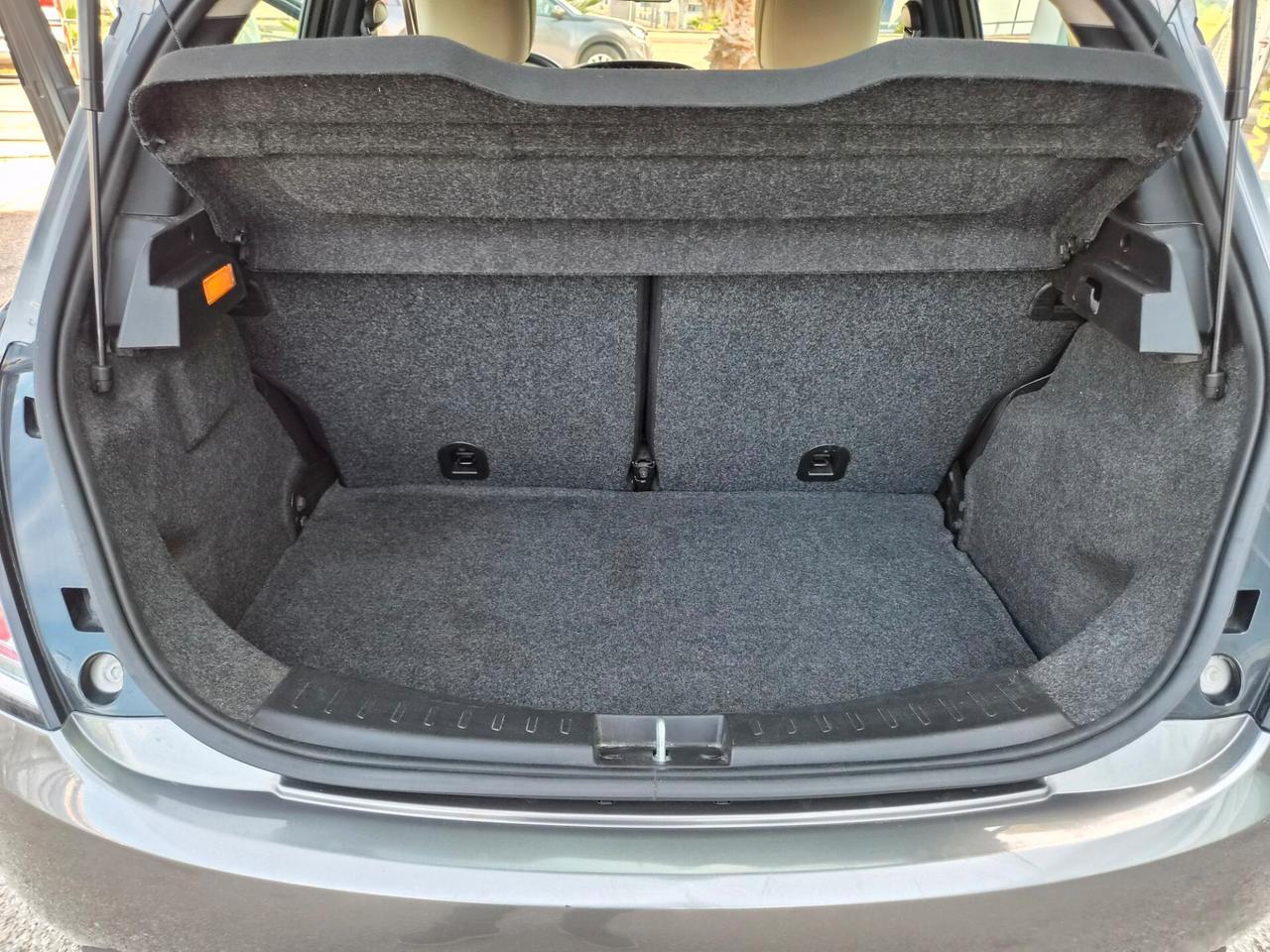 Lancia Ypsilon 0.9 TwinAir 85 CV 5 porte Metano Ecochic Silver