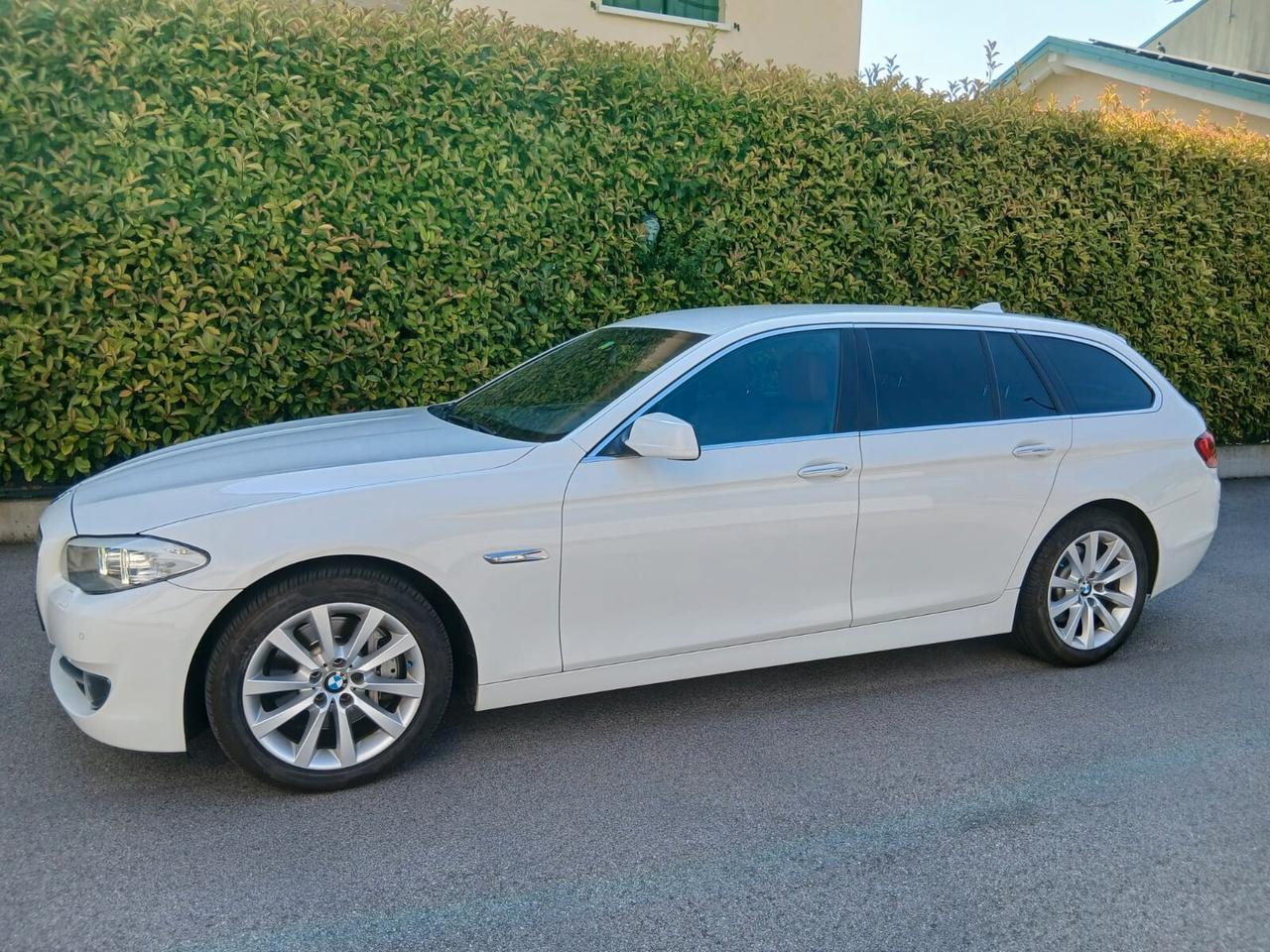 Bmw 525d xDrive Touring Futura in terno in pelle tabacco