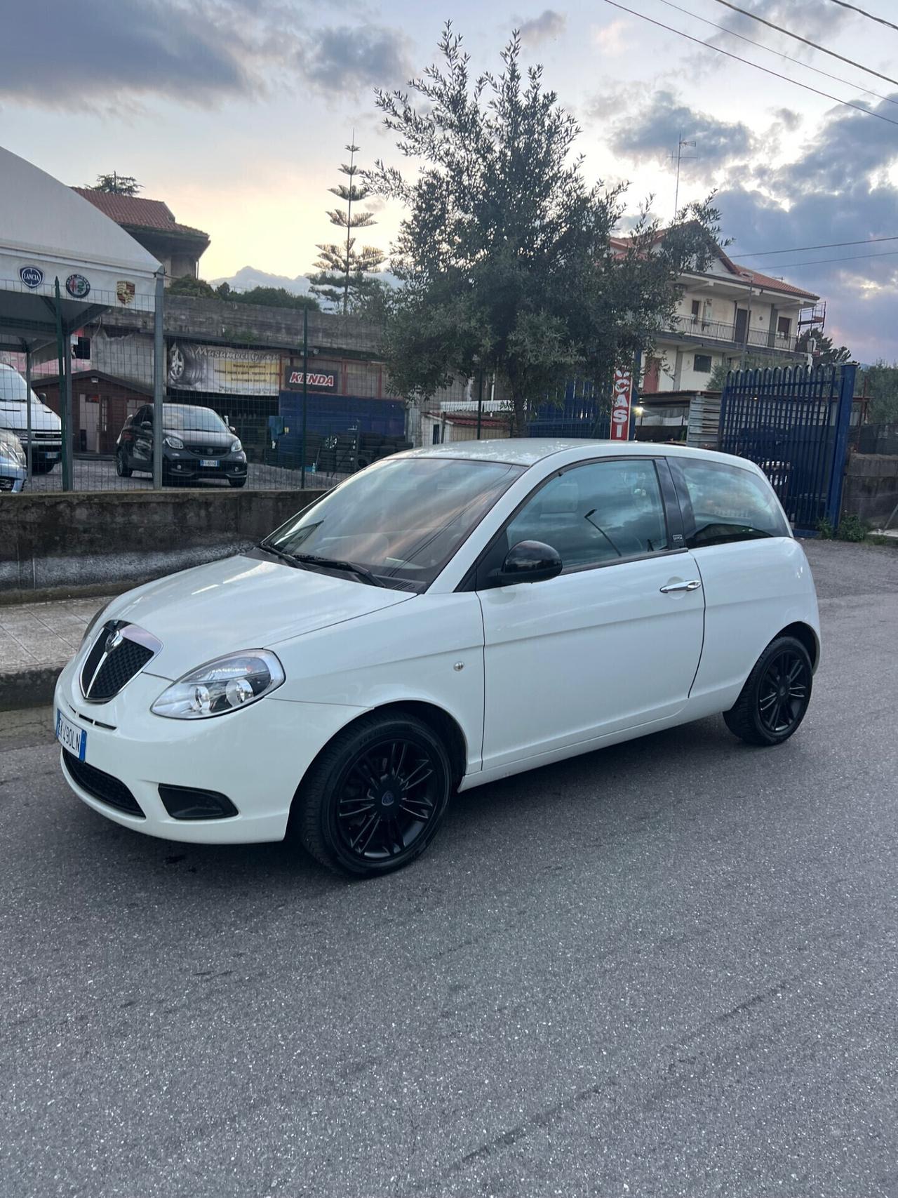 Lancia Ypsilon 1.3 MJT 75 CV Unyca