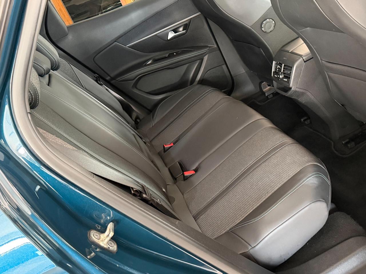 Peugeot 3008 1.5 BLUEHDI 130 cv. ALLURE (Nav)