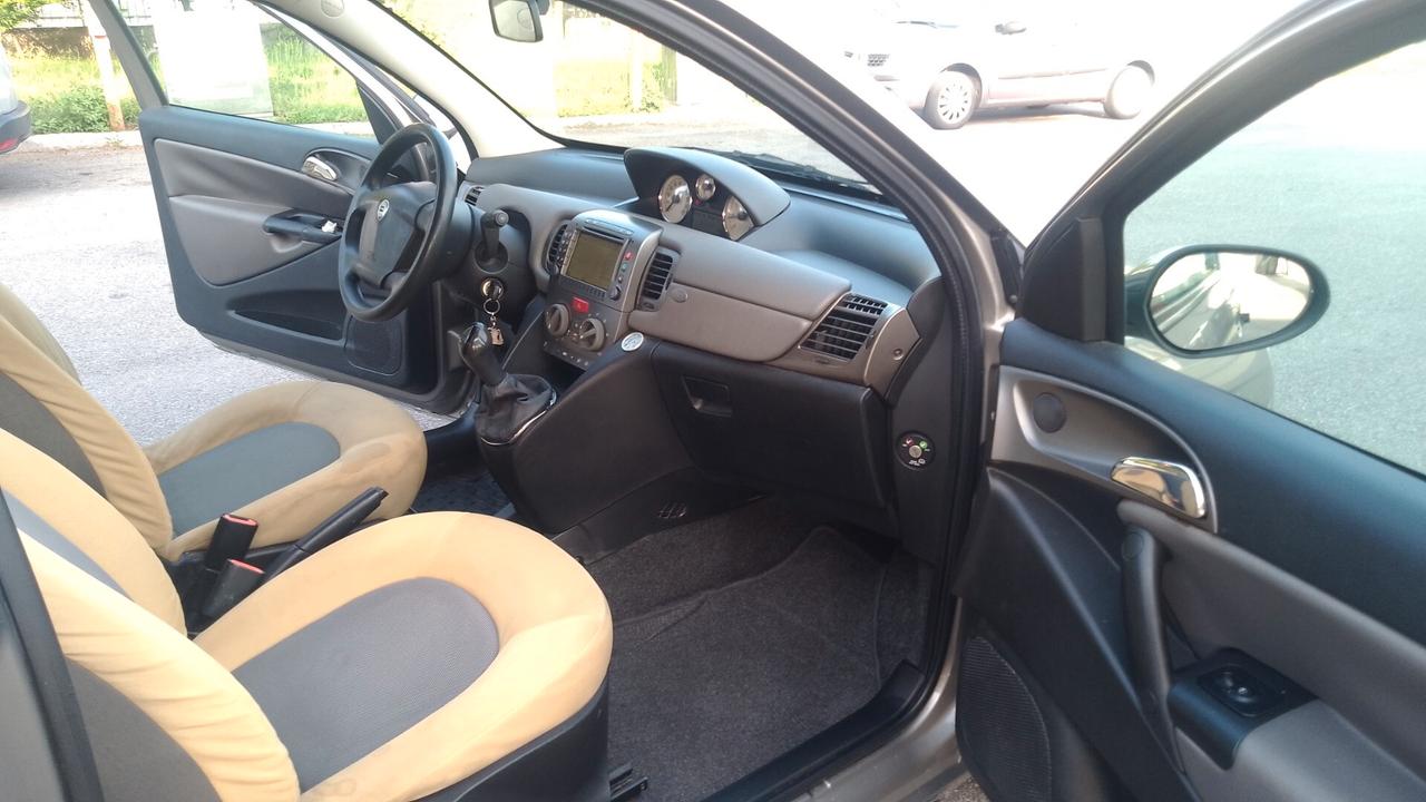 Lancia Ypsilon 1.3 Multijet navigatore neopatentati 05