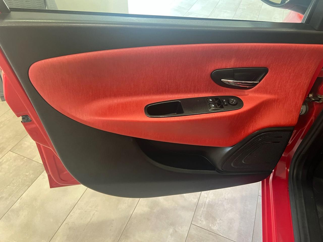 Lancia Ypsilon 1.2 69 CV 5 porte S&S Black&Red