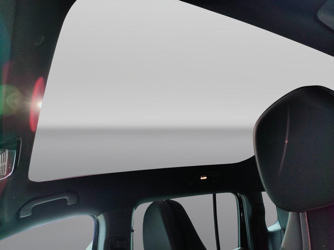 Mercedes-Benz GLB 250+ con tecnologia EQ