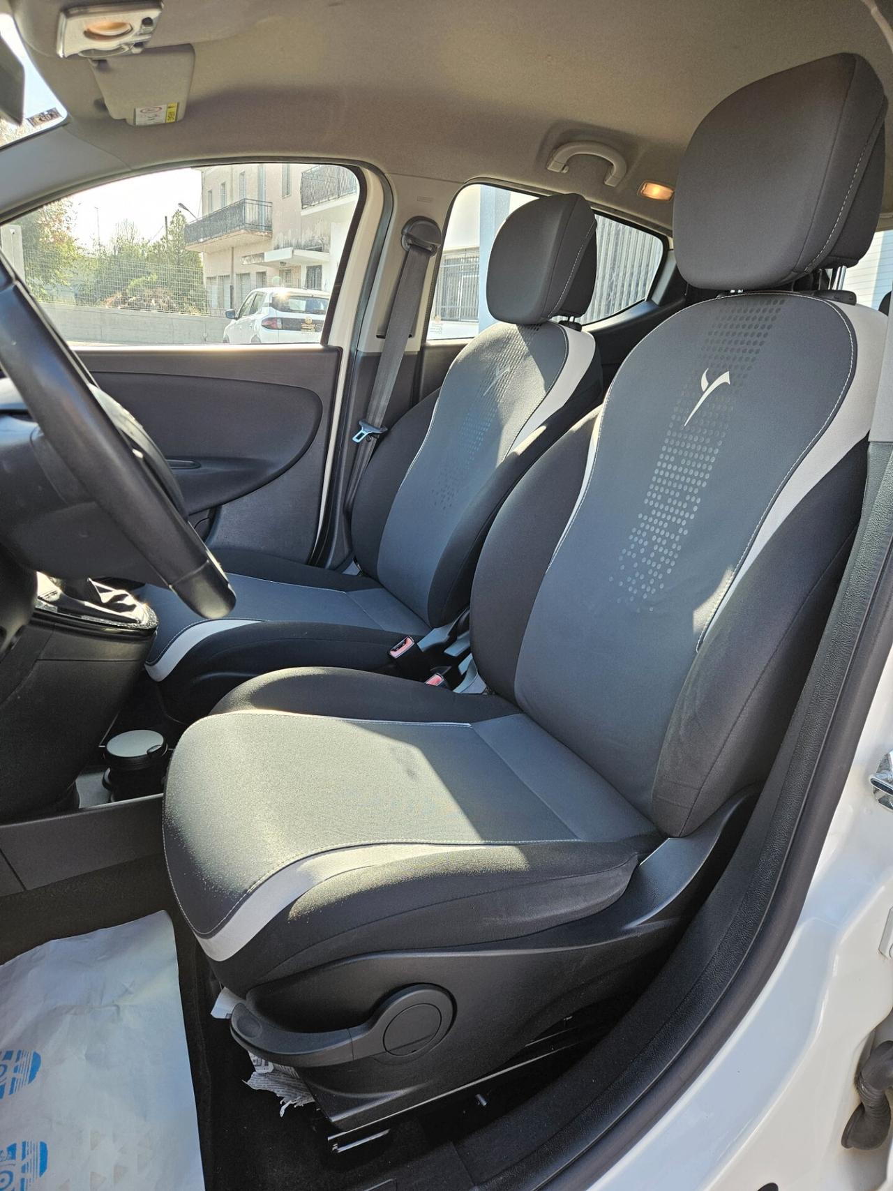 Lancia Ypsilon 1.2 69 CV 5 porte S Momodesign