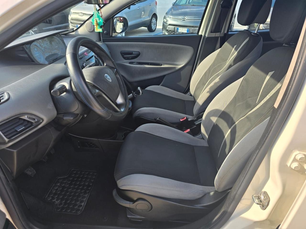 Lancia Ypsilon 1.2 69 CV 5 porte S&S Platinum