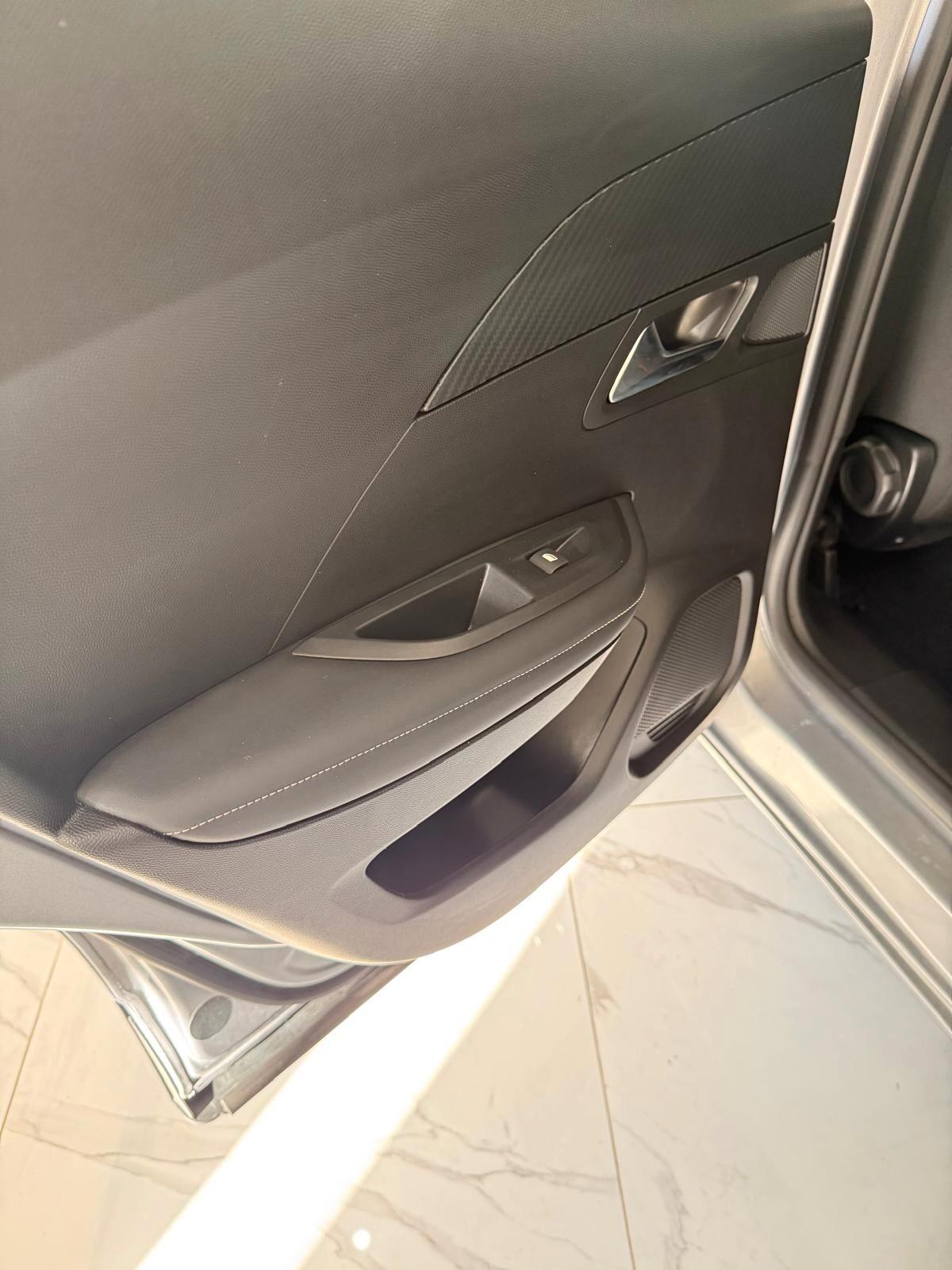 Peugeot 2008 PureTech 130 S&S EAT8 Allure