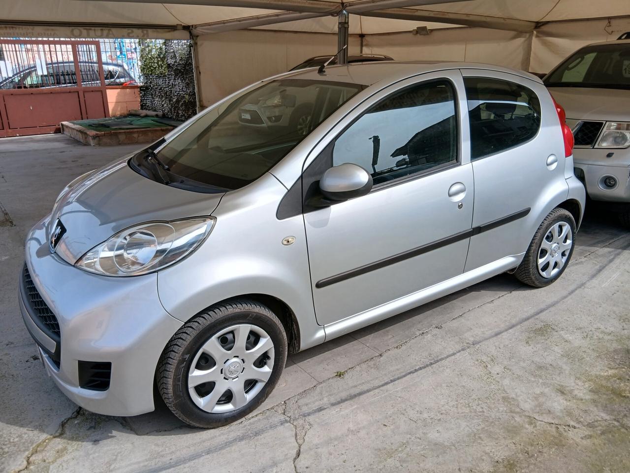 Peugeot 107 1.0b 5p solo km132000 full 10