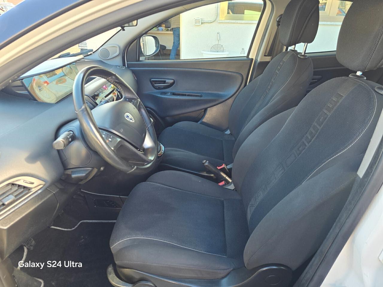 Lancia Ypsilon 1.2 69 CV 5 porte S Momodesign