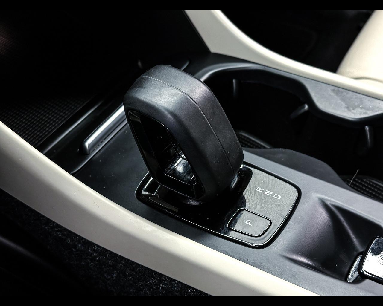 VOLVO XC40 (2017-->) - XC40 T2 Geartronic Momentum Pro N1