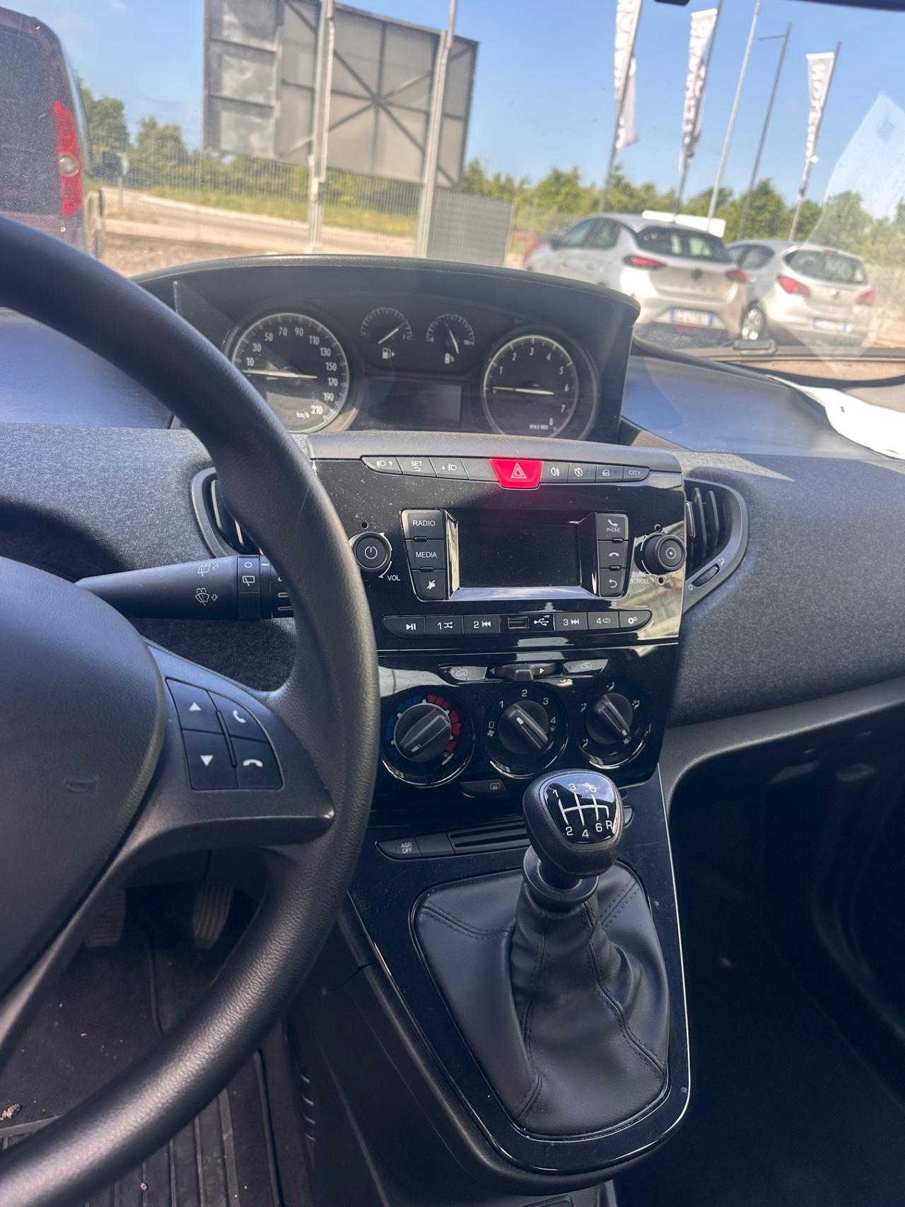 Lancia Ypsilon 1.0 FireFly 5 porte S&S Hybrid Ecochic Silver