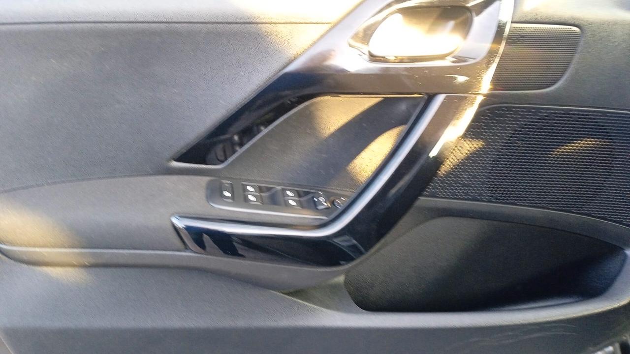 Peugeot 208 1.2 benzina neo patentati