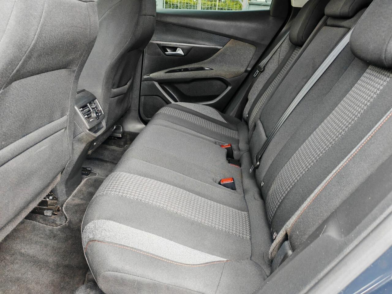 Peugeot 3008 1.5BlueHDi Allure navig led 2021