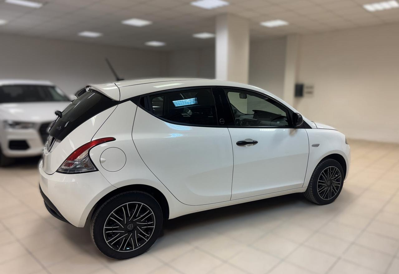 Lancia Ypsilon 1.0 FireFly 5 porte S&S Hybrid Ecochic Silver