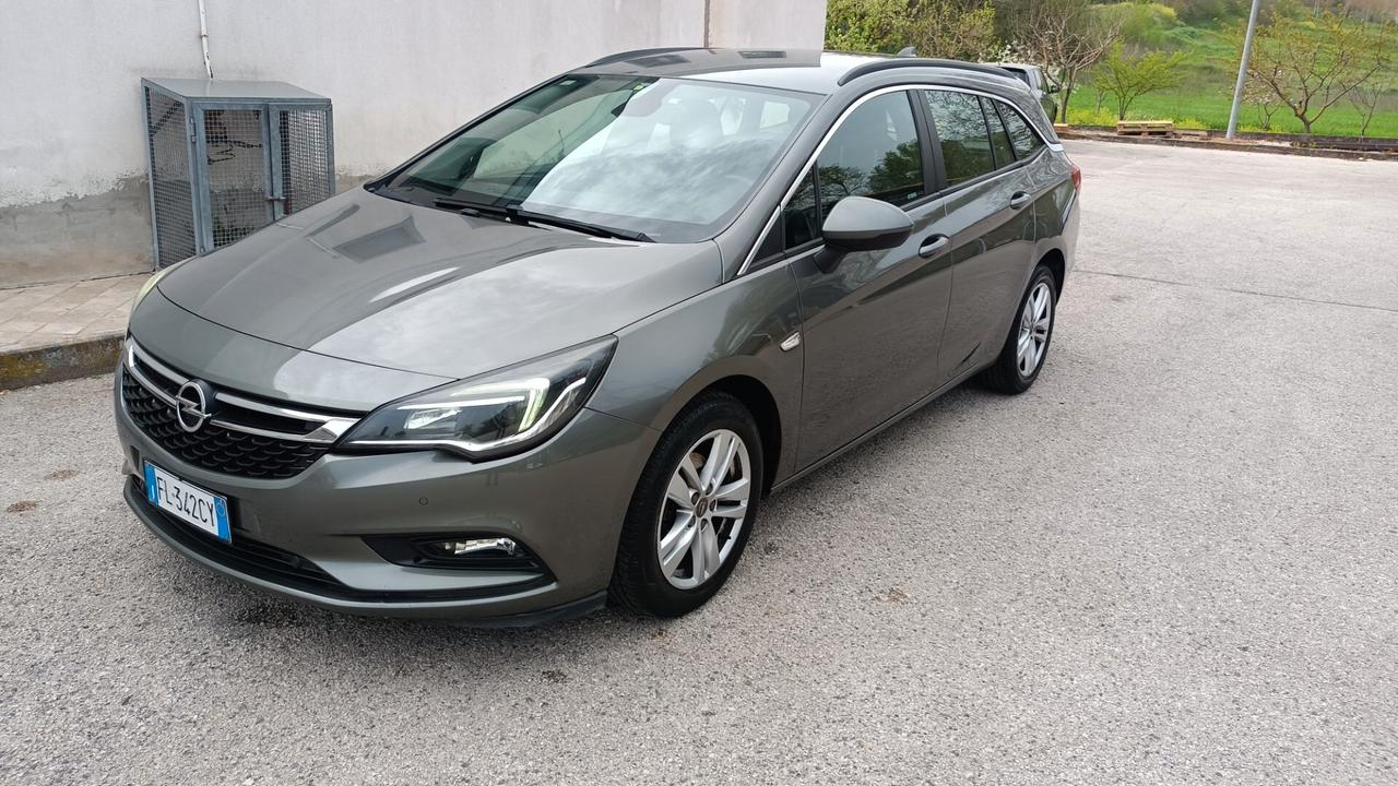 Opel Astra 1.6 Diesel anno 2017 navigatore