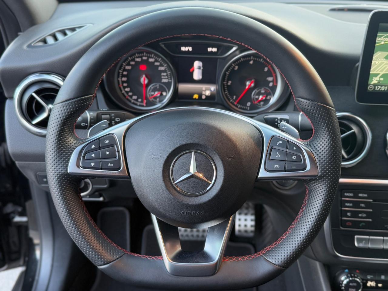 Mercedes-benz GLA 200d Premium AMG LINE!