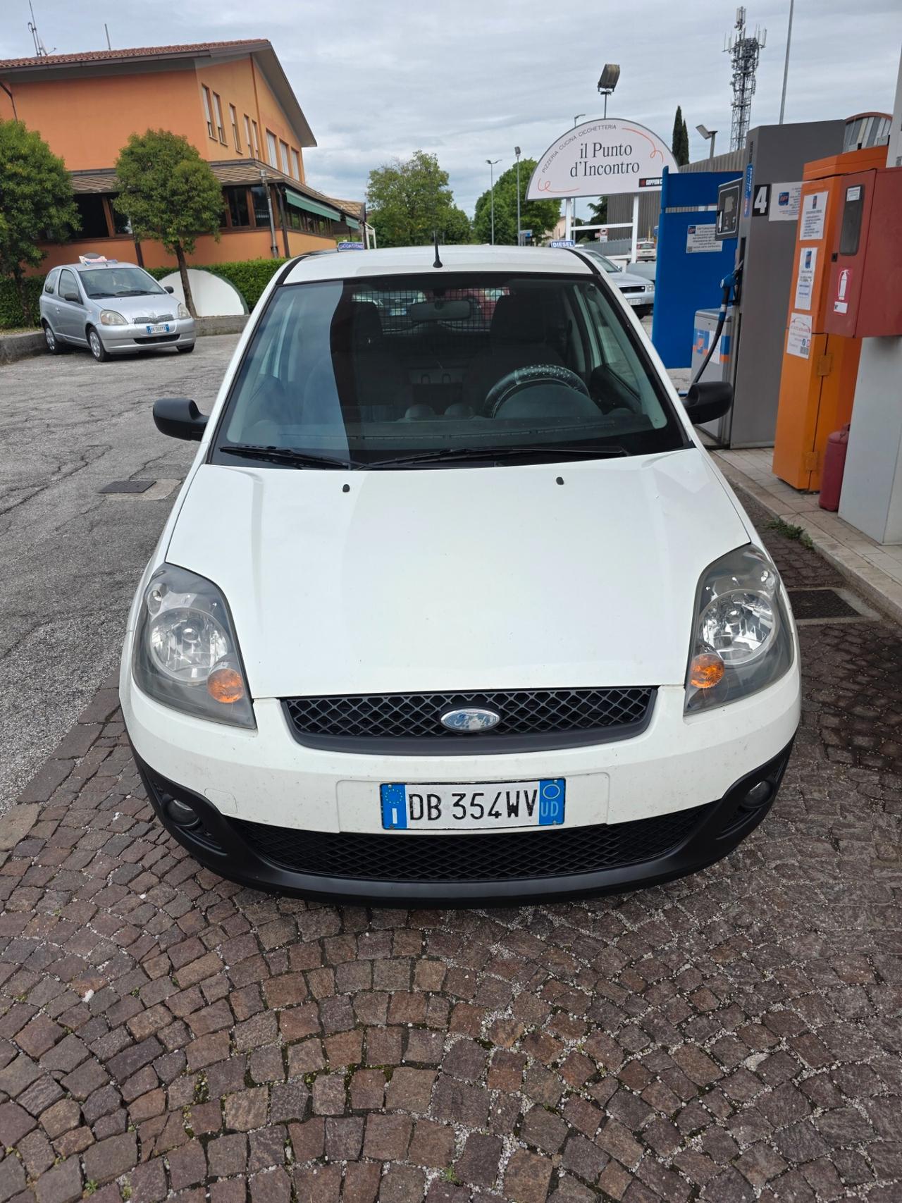 Ford Fiesta 1.4 TDCi 3p. Van con 232.000km Neopatentati ok