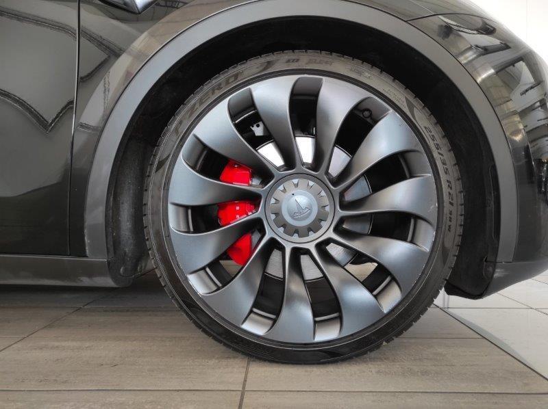 TESLA Model Y - Model Y AWD Performance