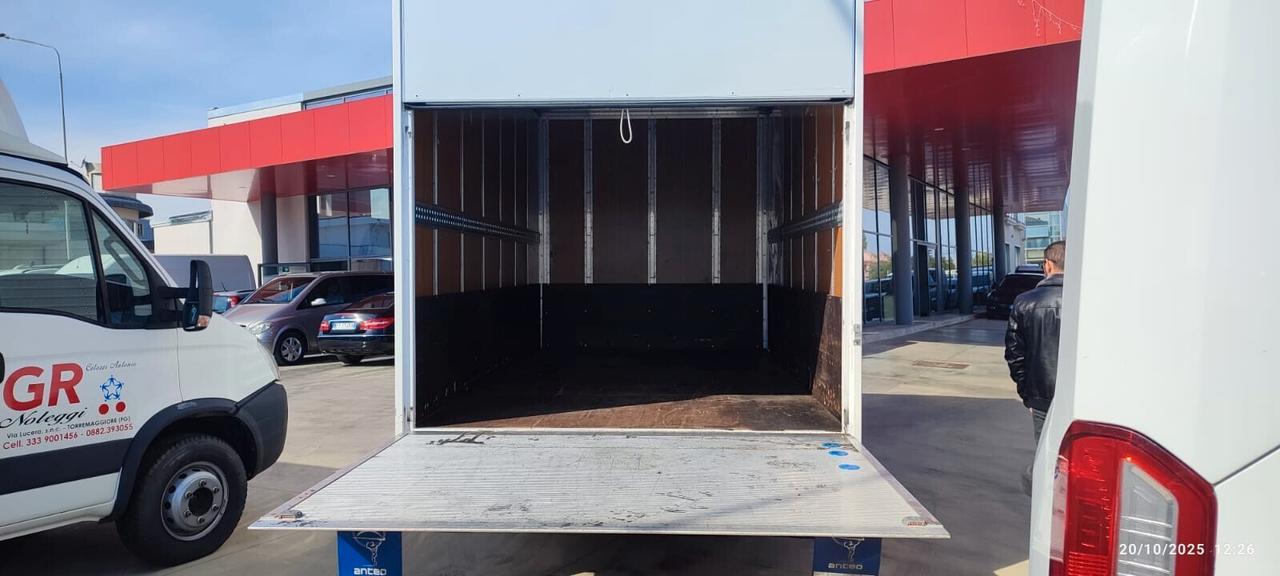 Iveco DAILY con centina e pedana idraulica