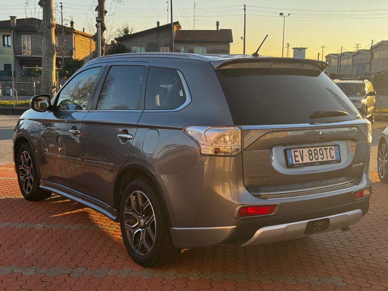 Mitsubishi Outlander 2.2 DI-D 4WD Instyle 7p. GANCIO TRAINO