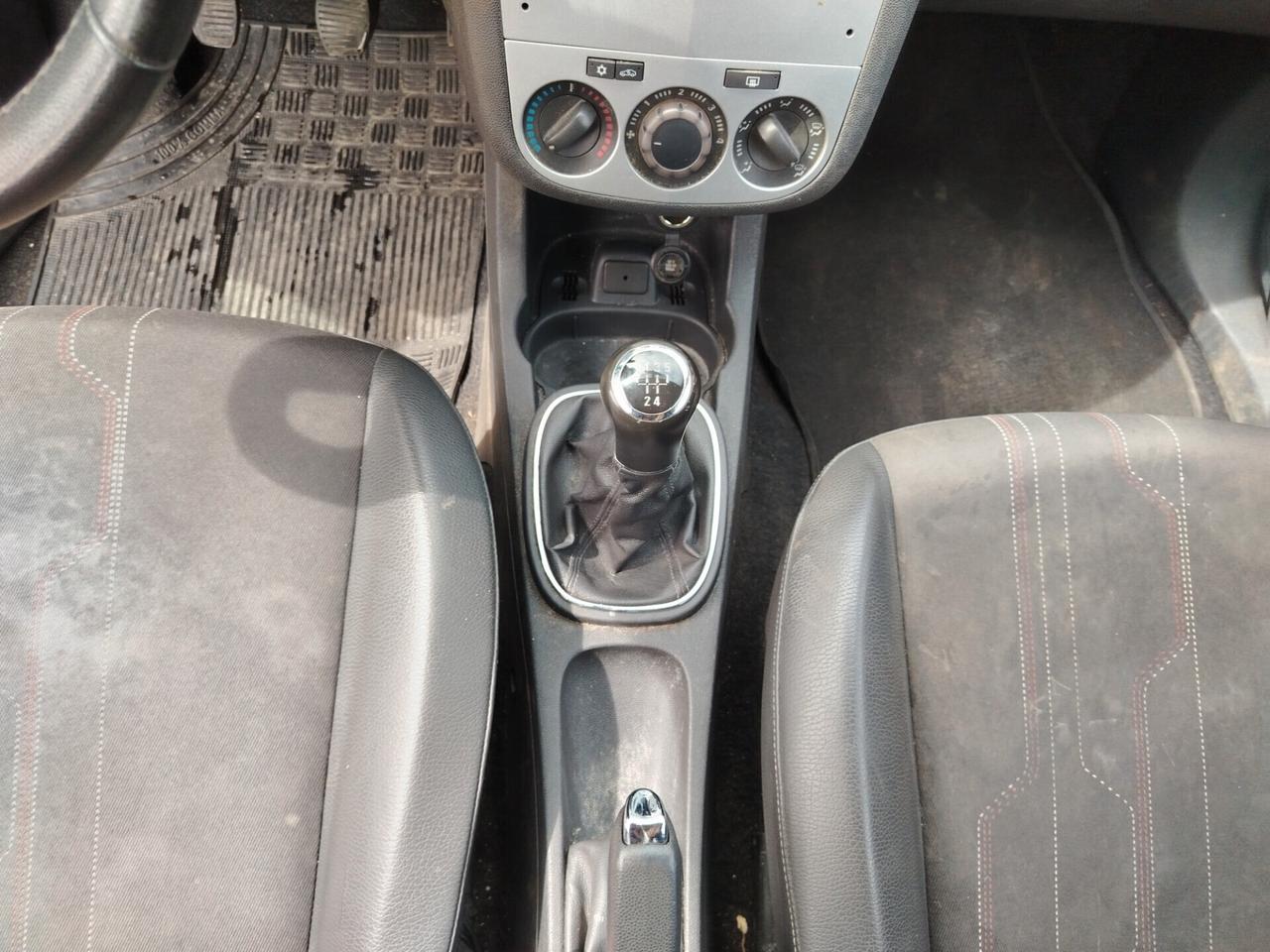 Opel Corsa 1.2 3 porte b-color