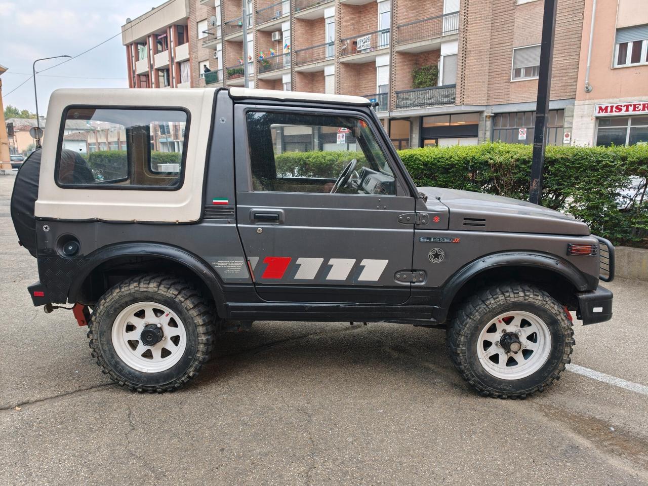 Suzuki SJ 413 SJ410 Berlina De Luxe