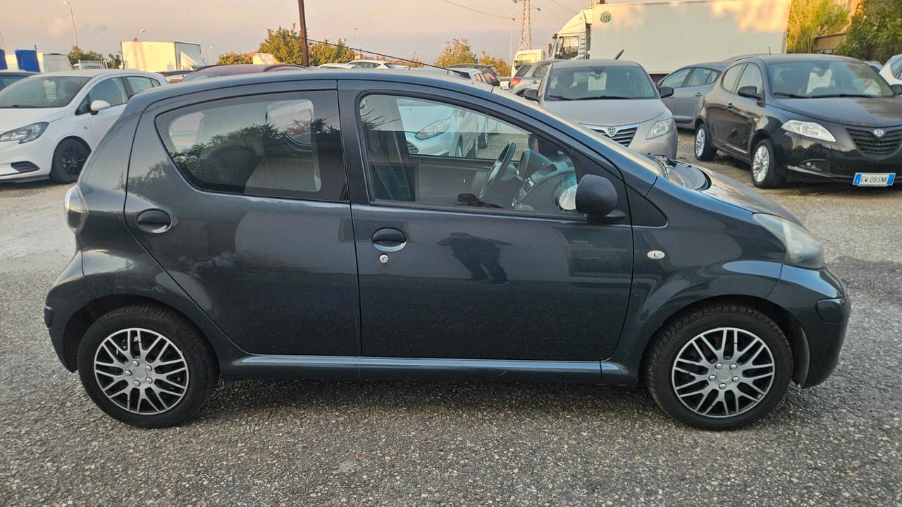 Toyota Aygo 1.0 12V VVT-i 5 porte Sol Red Edition