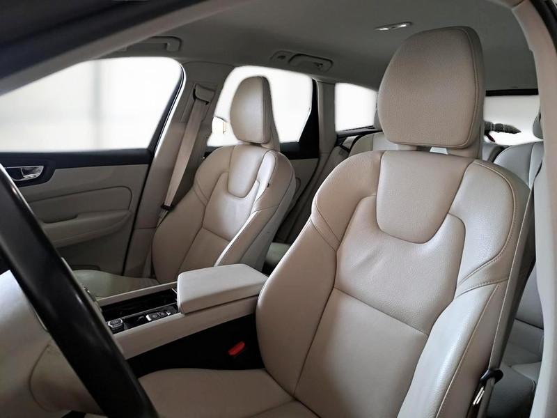 VOLVO XC60 B4 D AUTOMATICO MOMENTUM PRO SUV