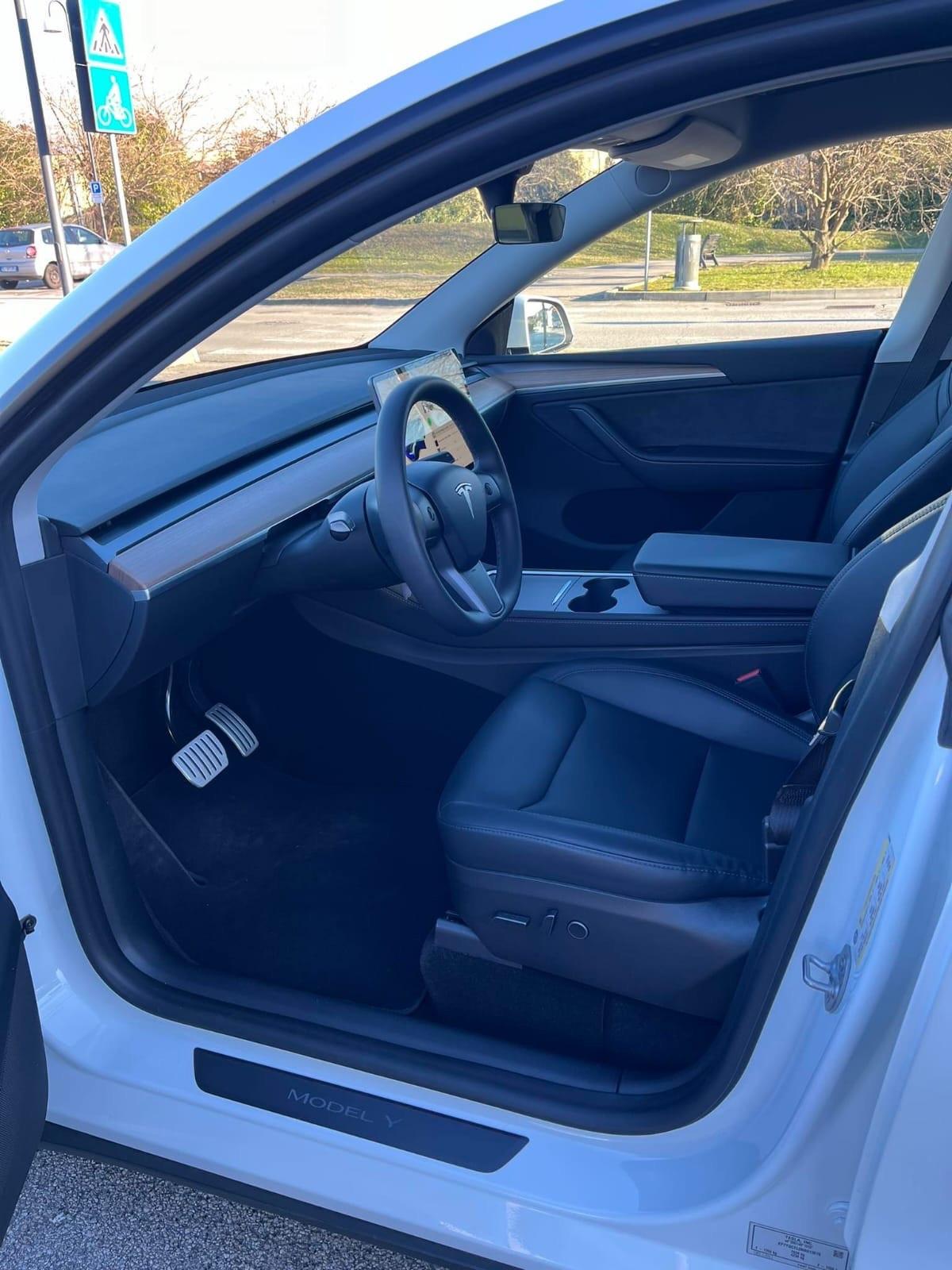 Tesla Model Y AWD Performance