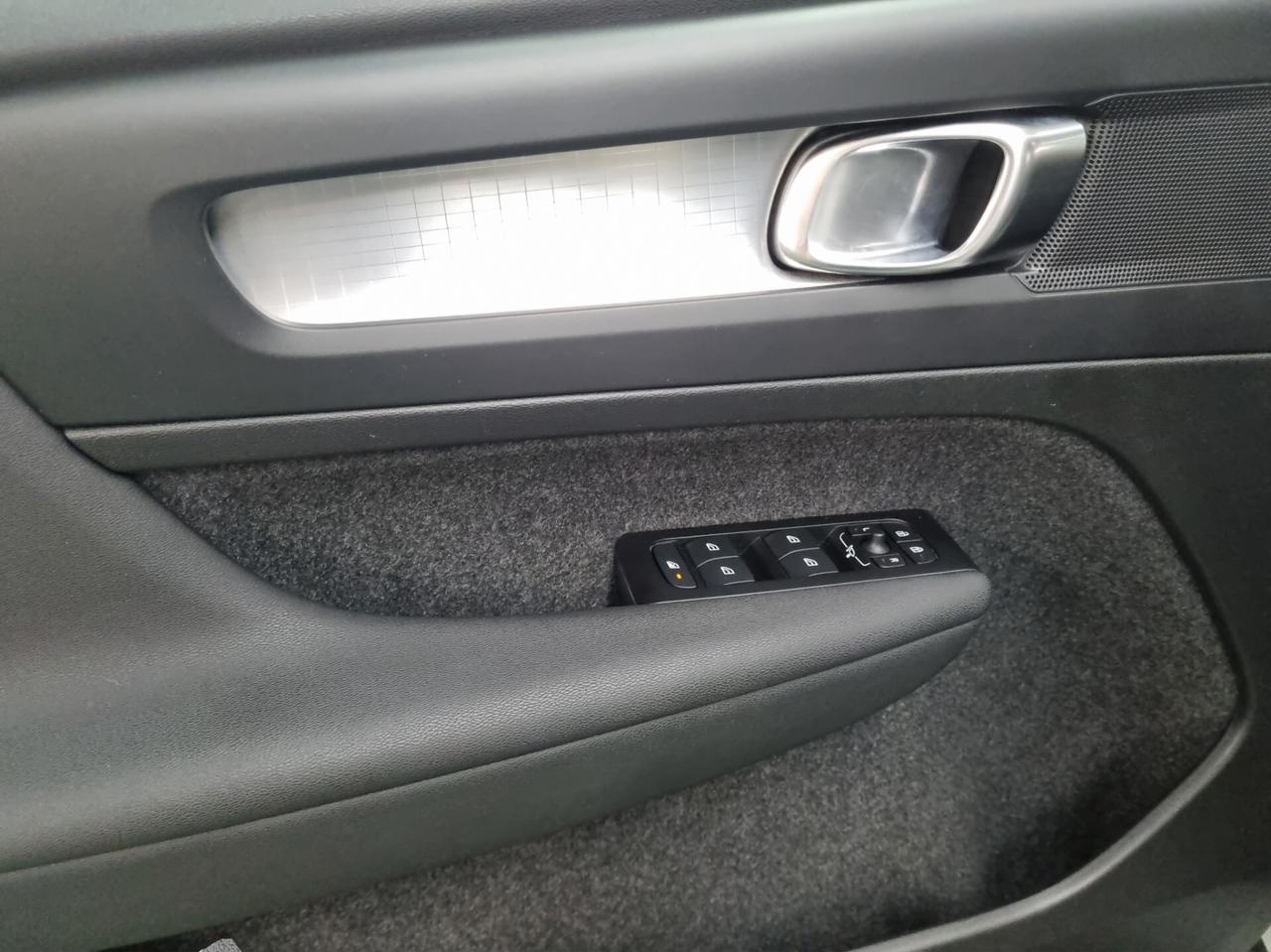 Volvo XC40 T2 Geartronic Momentum Pro AUTOCARRO N1